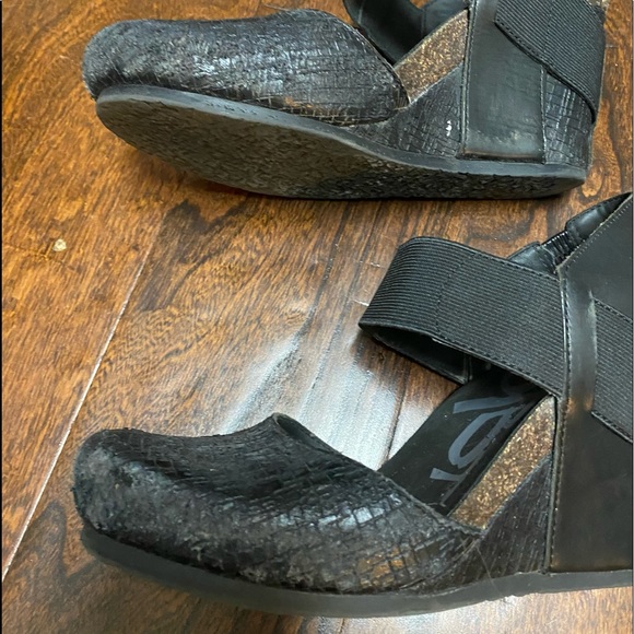 OTBT closed toe black wedge - Picture 4 of 5